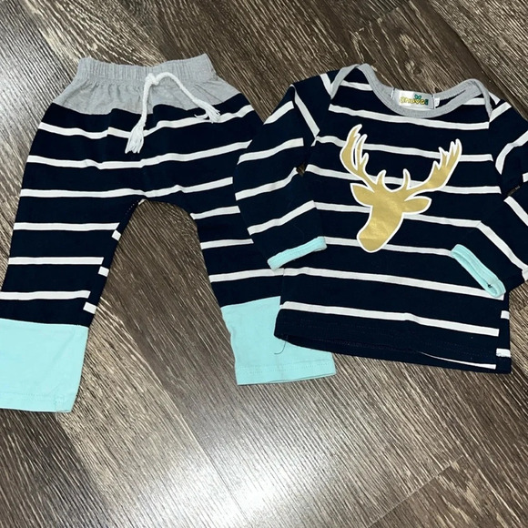 Navy, white, and teal outfit with a gold deer on the front - Picture 1 of 13